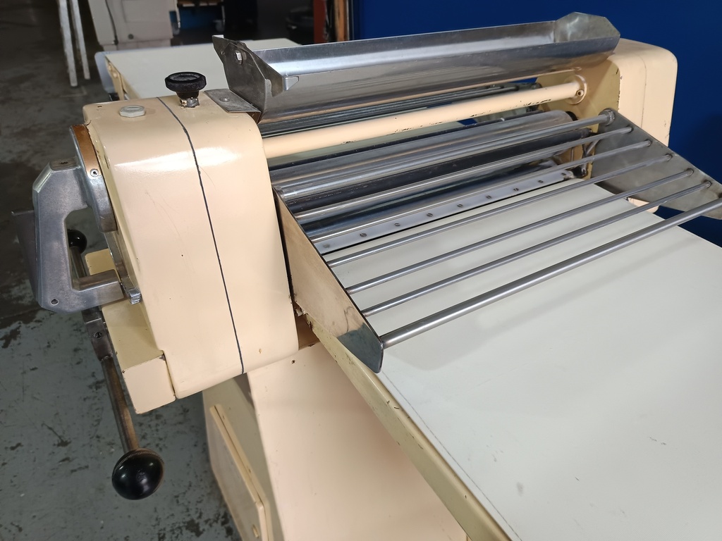 Laminadora de masas 1100 x 580 mm.